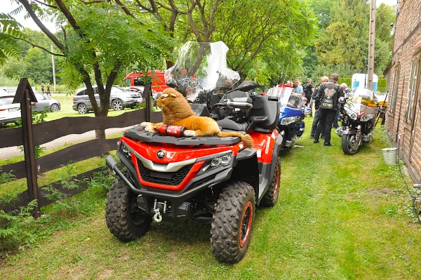 Motocykliści prezentują swoje piękne pojazdy Motocykliści prezentują swoje piękne pojazdy