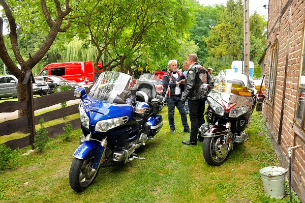 Motocykliści ze swoimi motorami Motocykliści ze swoimi motorami
