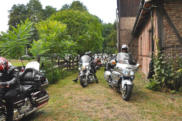 Wjazd motocyklistów na metę zlotu