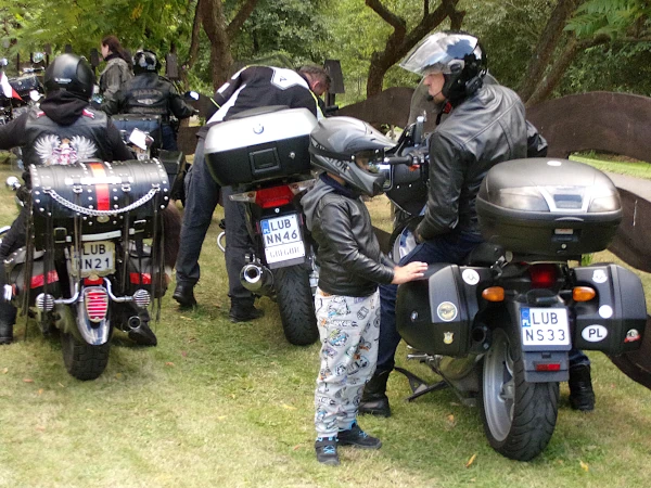 Młody motocyklista